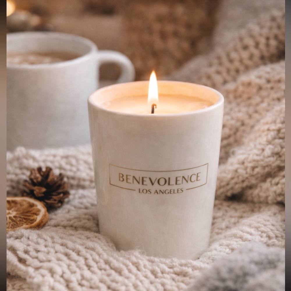 Benevolence Los Angeles White Candle scented Red currant & Vanilla NIB